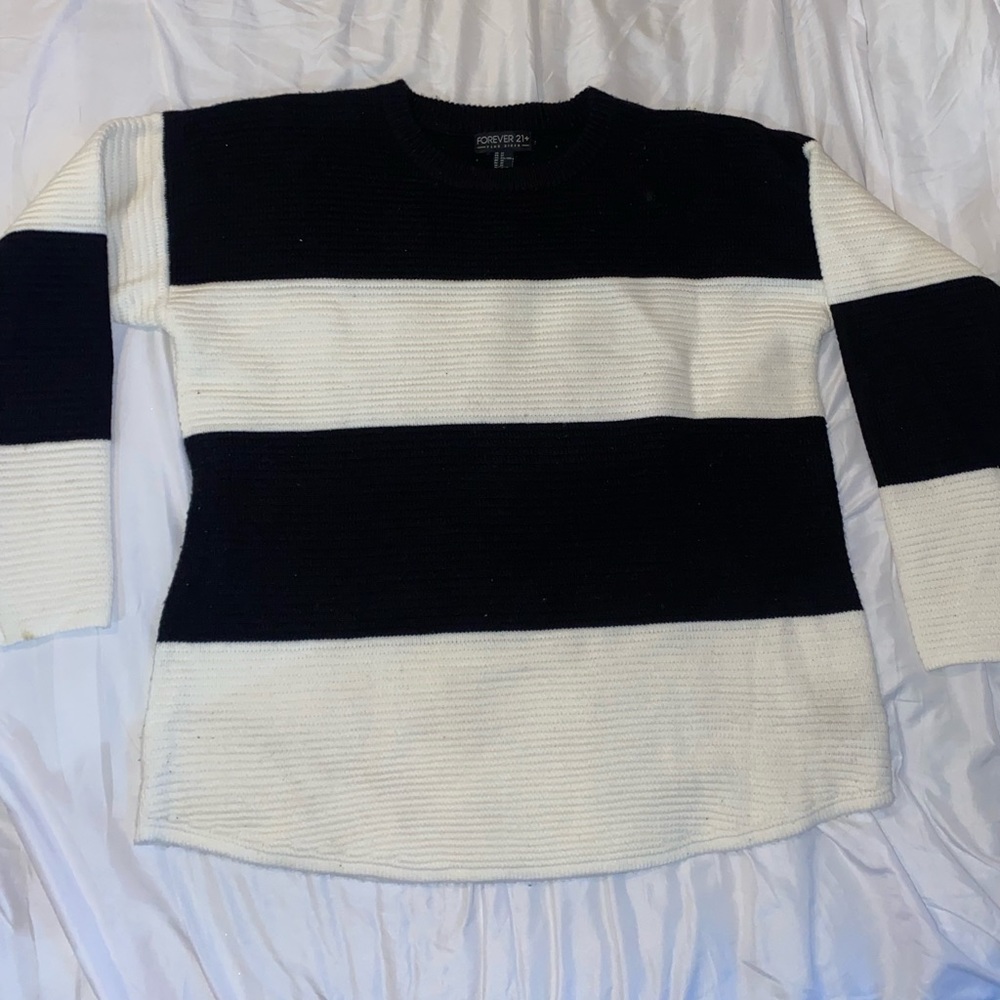 Womenswear’s pullover sweater black and white striped